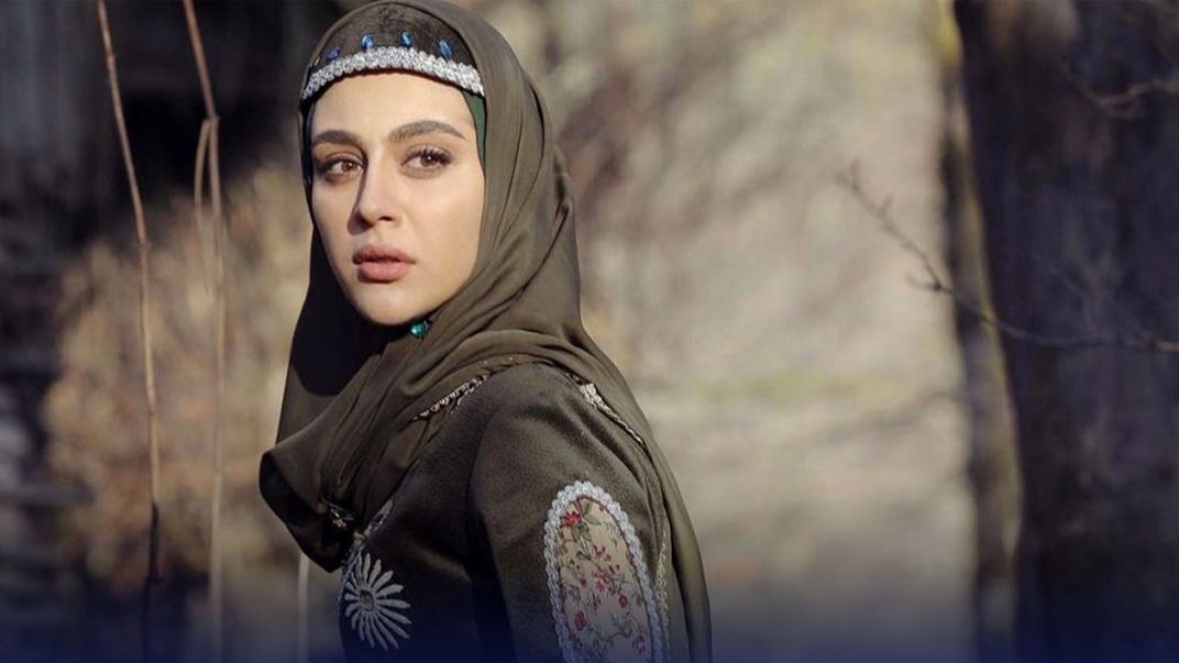 نگاهی به استایل پاییزی و جذاب میترا رفیع؛ بازیگر سریال «گیلدخت»