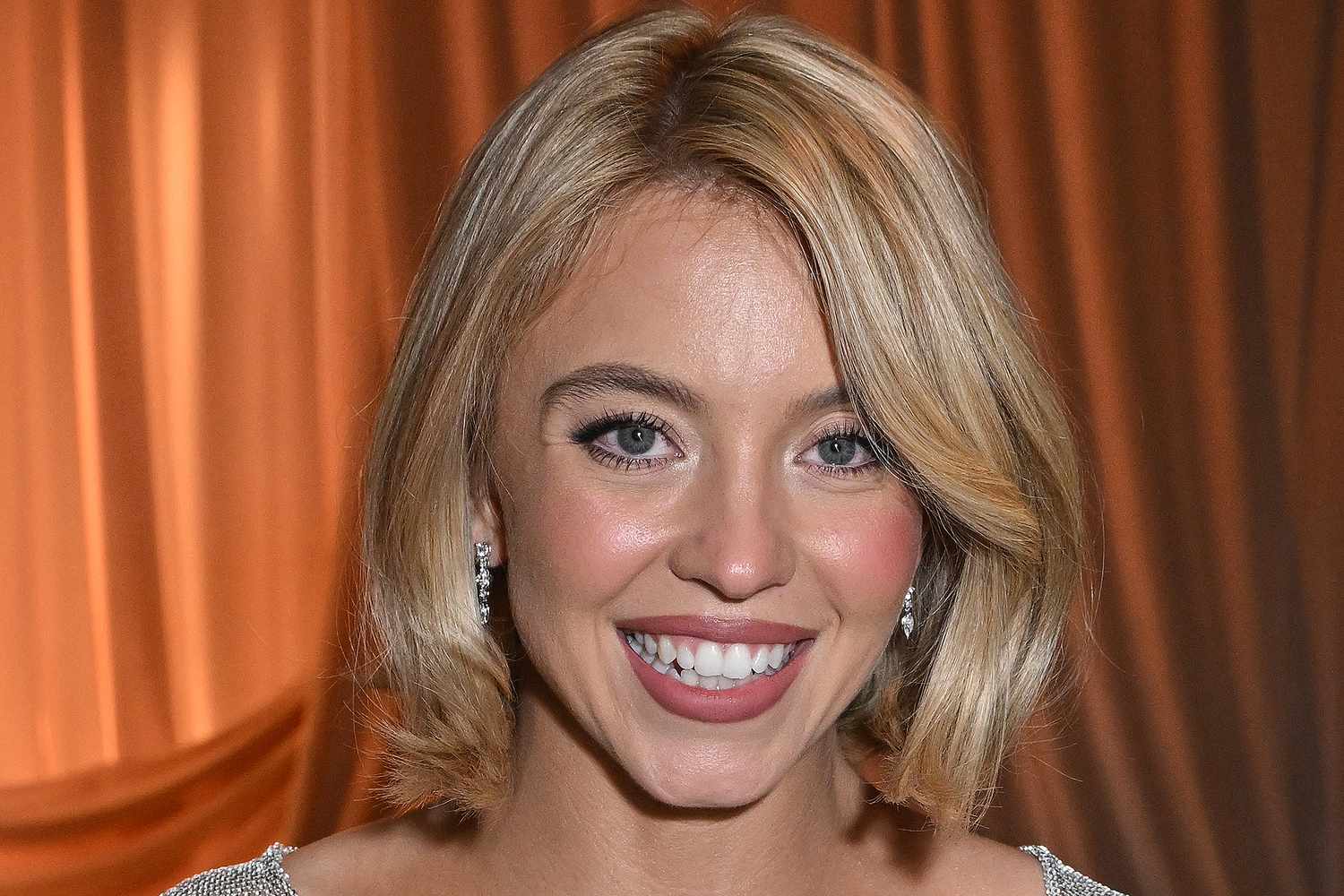 سیدنی سوئینی با حضور غافلگیرکننده در مسابقه ناسکار، از فیلم جدید خود Christy رونمایی کرد