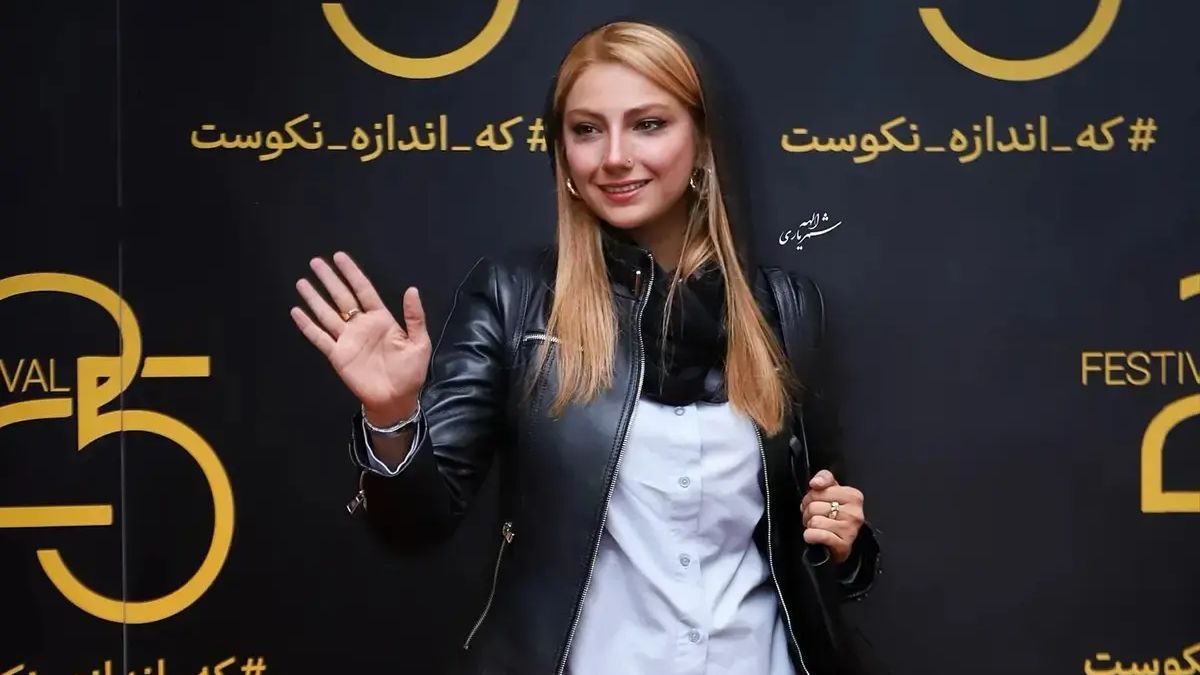 تیپ جذاب محیا دهقانی در جشنواره ۲۵ با کت چرم و شلوار واید | عکس