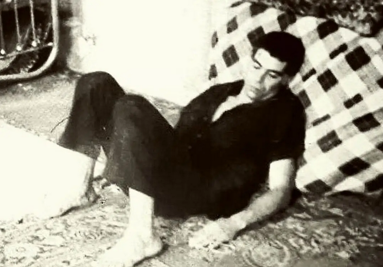 سفر در زمان؛ «بهروز وثوقی» 36 ساله با حلقۀ گل بر گردن در دهلی هندوستان