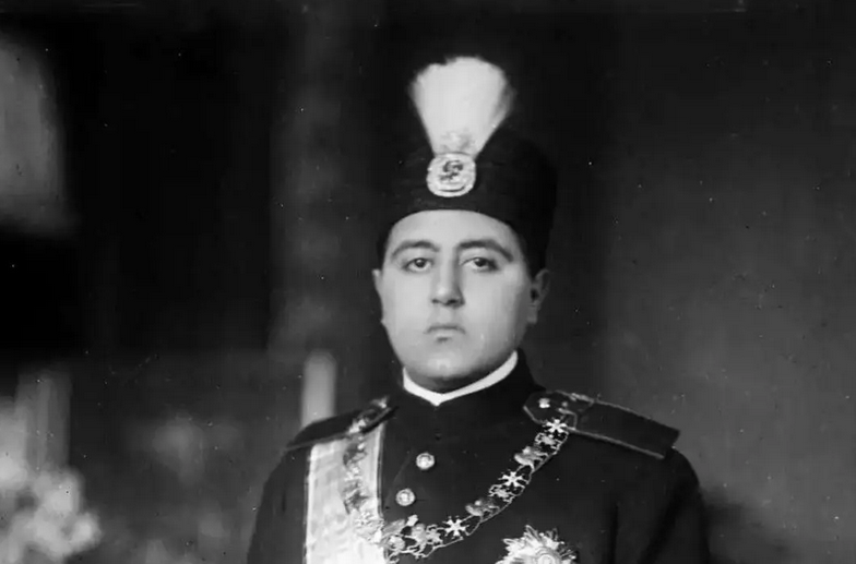 سفر در زمان؛ «احمدشاه» هنگام جلوس بر تخت مرمر در کاخ گلستان