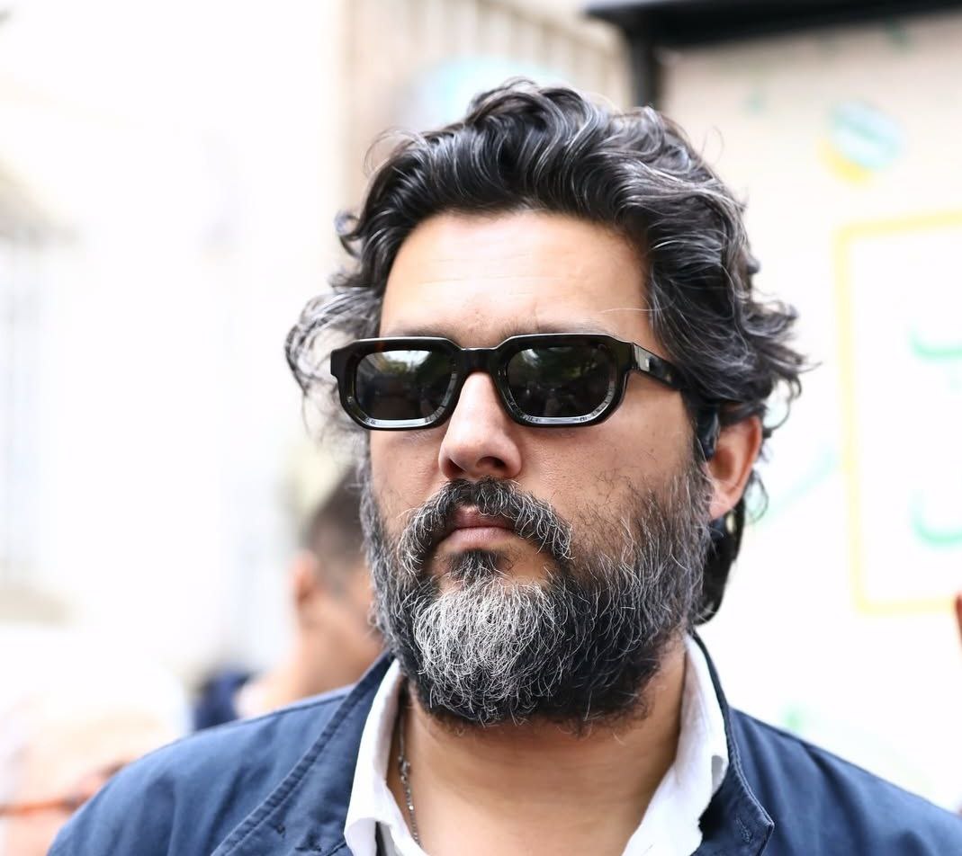 پریدن حامد بهداد روی میز در وسط اجرای نشست خبری!+ عکس