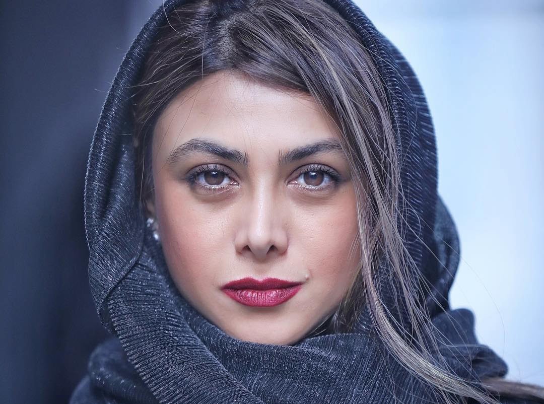 ژست و استایل خاص آزاده صمدی در گالری هنری + عکس