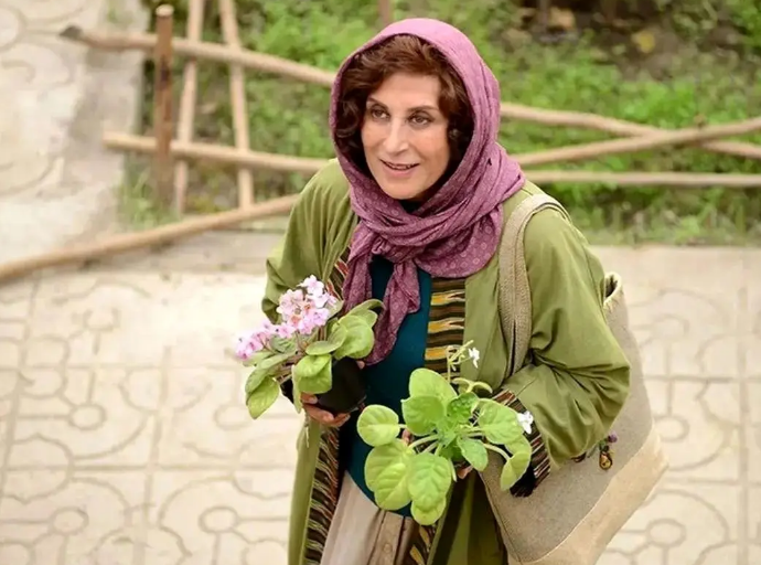 سفر در زمان؛ «فاطمه معتمدآریا» در دوران نوجوانی و در حال نواختن تار؛ سال 55