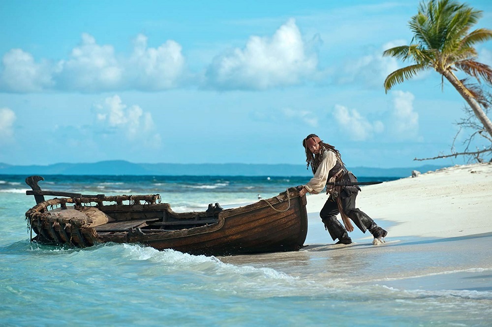 جانی دپ در نمایی از فیلم سینمایی «دزدان دریایی کارائیب: سوار بر امواج ناشناخته» (Pirates of the Caribbean: On Stranger Tides)