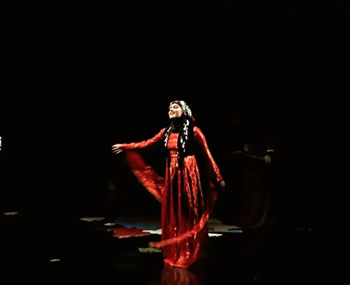 اجراهای تئاتر در سالنهای نمایش برقرار است