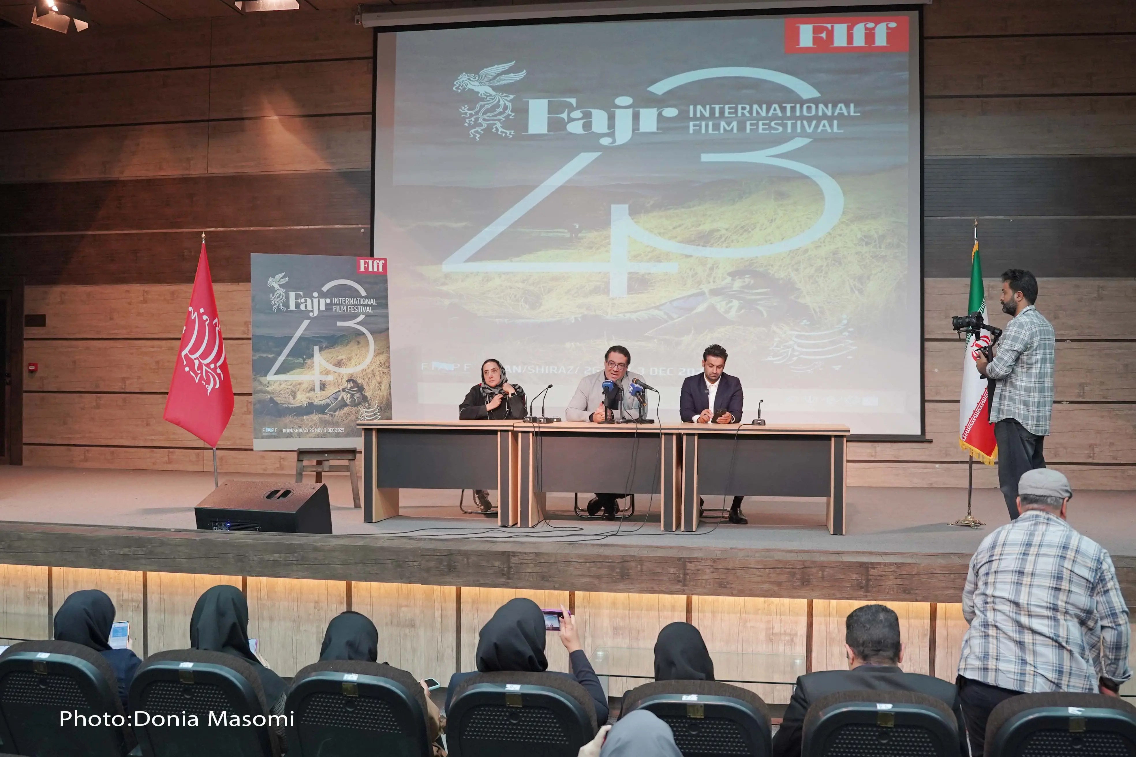 پوستر چهل و سومین جشنواره جهانی فیلم فجر رونمایی شد/ ۴۵ فیلم از ٣٠ کشور دنیا در شیراز به نمایش در می آید