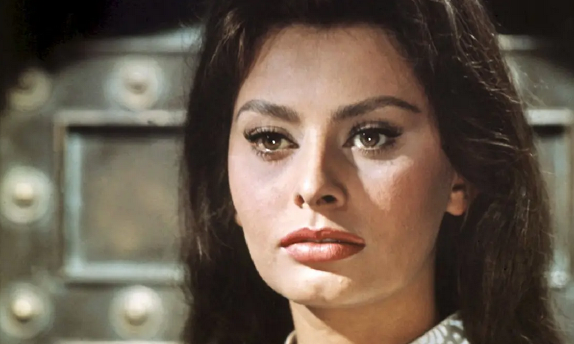 سفر در زمان؛ «سوفیا لورن» در حال آماده شدن برای دیدار با ملکه الیزابت در لندن؛ سال 1336