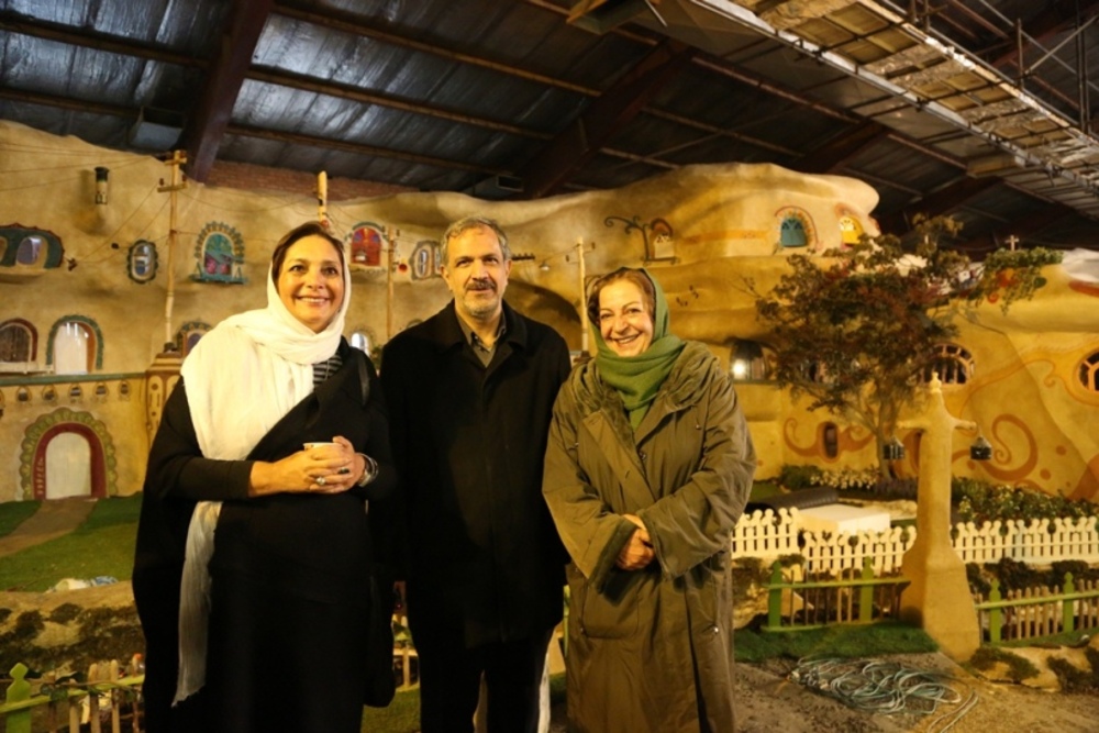 مرضیه برومند و احمد مسجد جامعی و منیژه حکمت در پشت صحنه شهر موشها 2