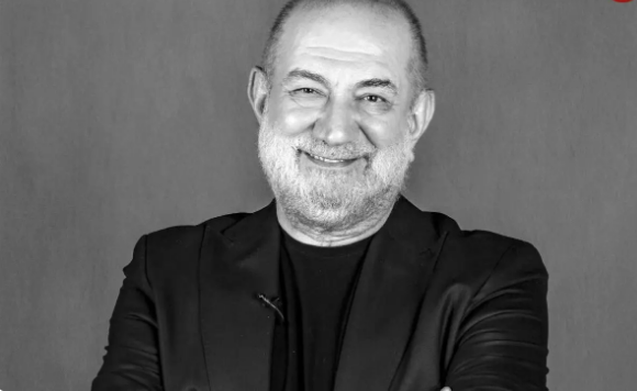 سفر در زمان؛ «آتیلا پسیانی» در خردسالی و در حال بازی با گرامافون؛ اواخر دهه 30