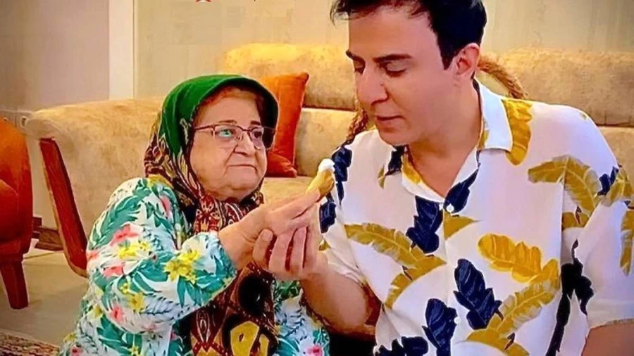 داریوش فرضیایی به  سوگ مادر نشست