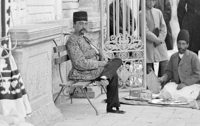 سفر در زمان؛ دختر ناصرالدین‌شاه در حال نوازش اسب؛ بیش از یک قرن قبل