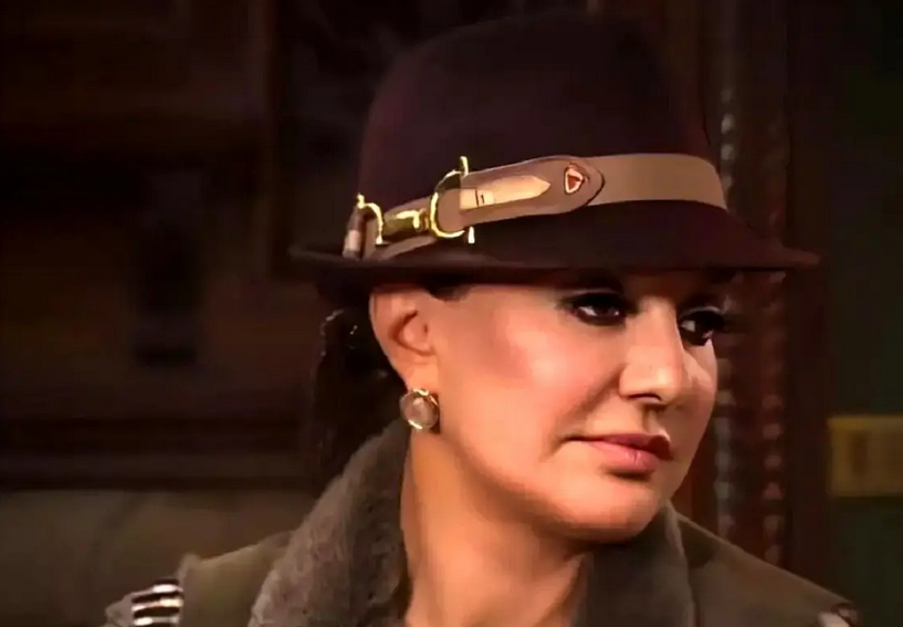 سفر در زمان؛ «گوگوش» در حال دف زدن با لباس محلی؛ اواخر دهه 40