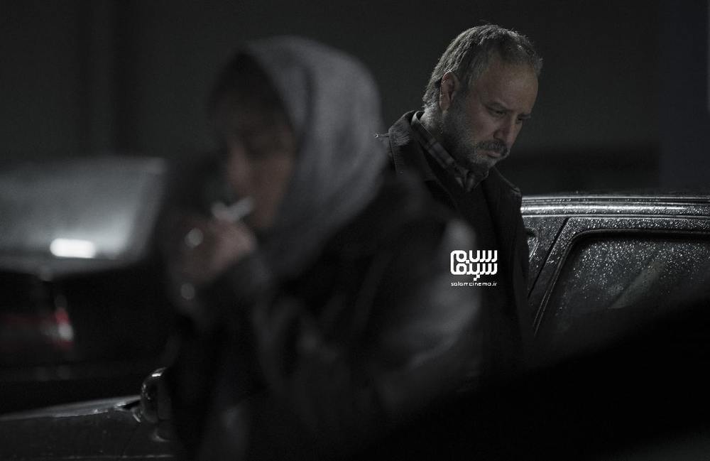 جواد عزتی در صحنهای از فیلم سینمایی «مرد بازنده»