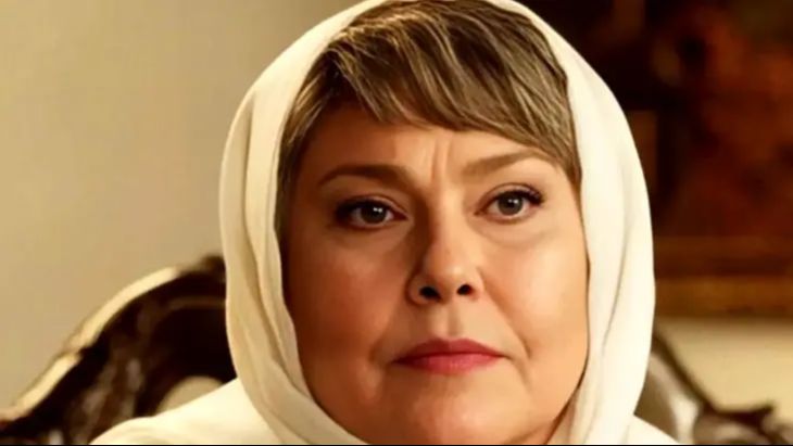 عکس ها / نگاهی به چیدمان خانه مهرانه مهینترابی بازیگر سریال آنام/ دکوراسیون اصیل شامل کتابخونه، سیستم صوتی، مجسمه های دکوراتیو، فرش بلوچی طرح گلیم و...