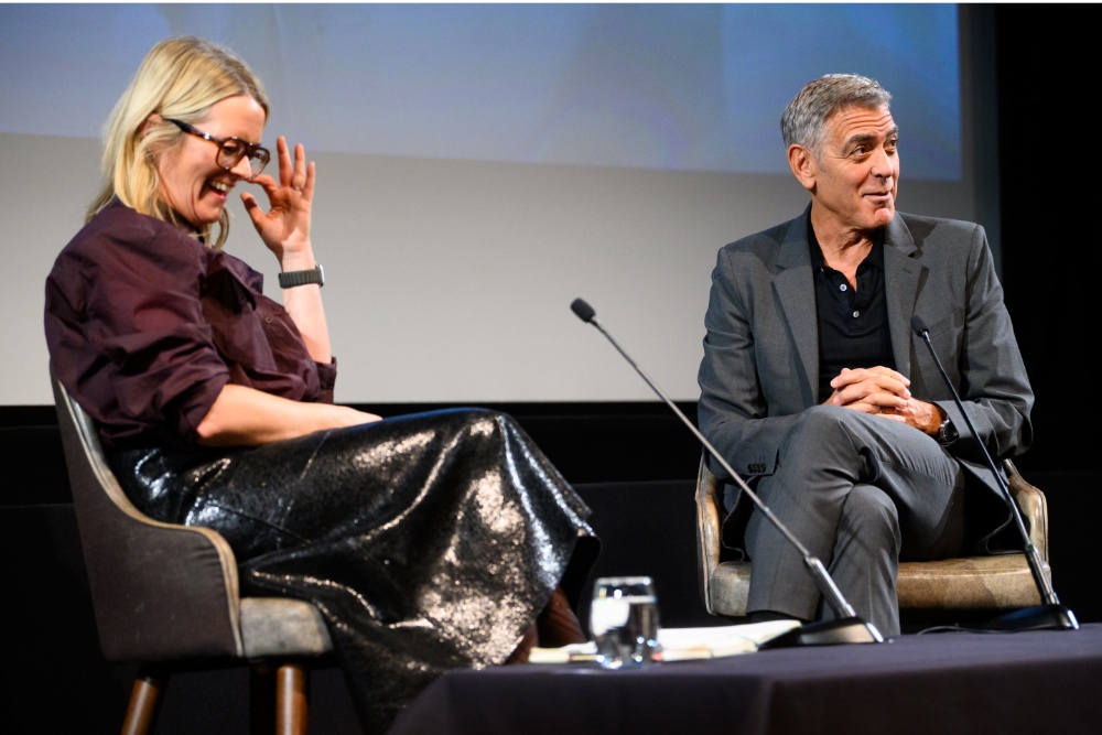 جرج کلونی لندن را با شوخی‌های طنزآمیزش از برد پیت تا ترامپ به خنده انداخت