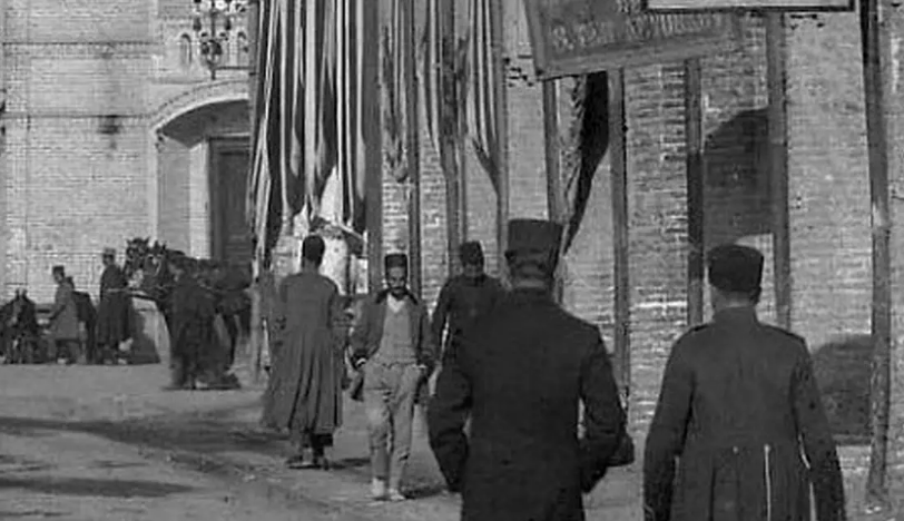 عکس| سفر زمان؛ تصویر رنگی‌شده از خیابانی در تهران دوران قاجار