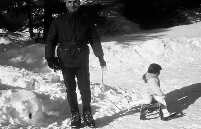 سفر در زمان/ نقش بر زمین شدن محمدرضا پهلوی توسط فرح دیبا در برف بازی محوطه کاخ نیاوران