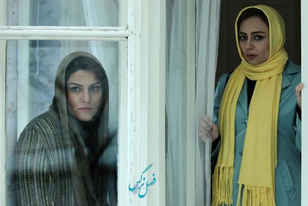 یکتا ناصر و شایسته ایرانی در نمایی از فیلم «فصل نرگس» ساخته نگار آذربایجانی