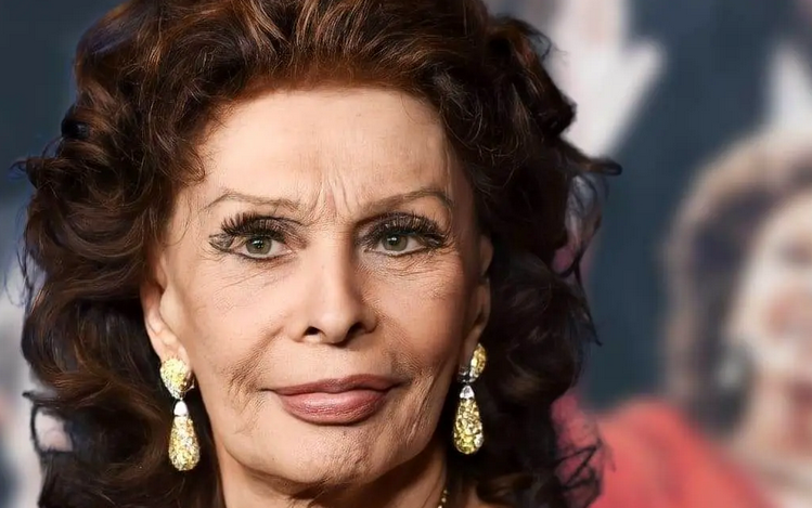 سفر در زمان؛ «سوفیا لورن» در یک جلسه عکاسی پرتره در کالیفرنیا؛ سال 1335