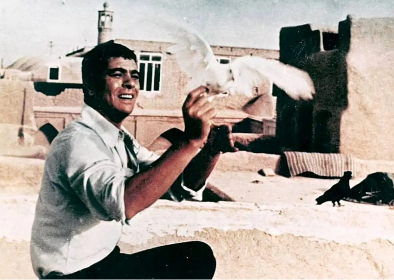 سفر در زمان؛ «بهروز وثوقی» در یک سالگی و در کنار مادر و اقوام؛ سال 1317