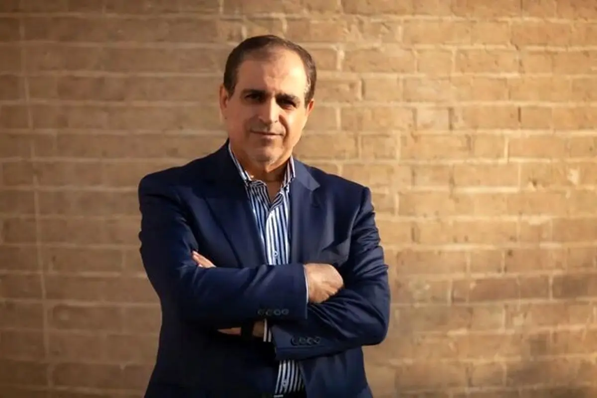 از خبرنگارها می‌خواهند با دستان بسته در استخر شنا کنند