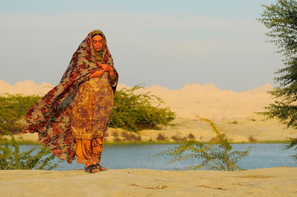 حمیرا ریاضی در نمایی از فیلم سینمایی «شرفناز»