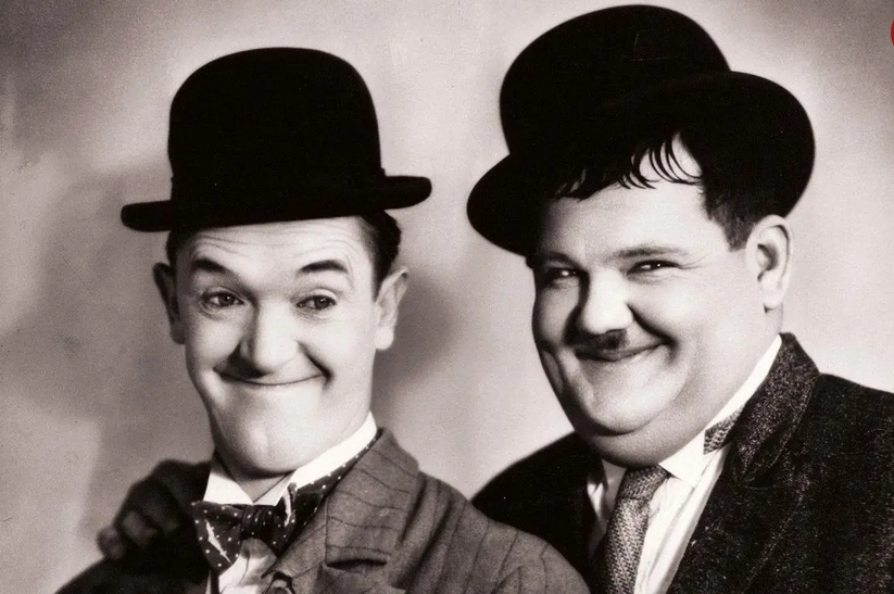 سفر در زمان؛ «لورل و هاردی» در کنار مردی با لباس گوریل در یک پرتره تبلیغاتی؛ سال 1316