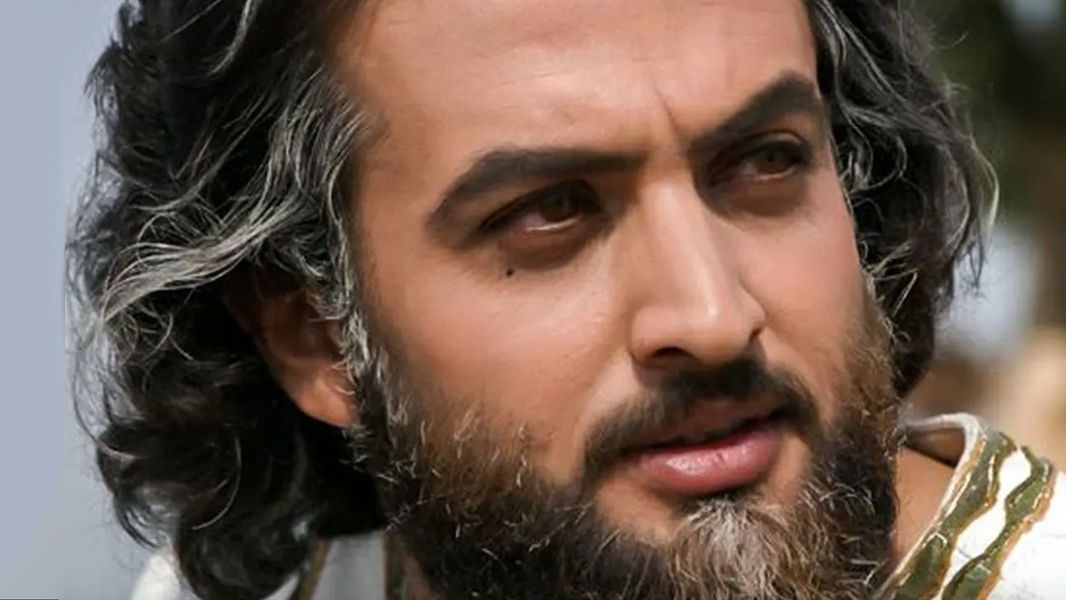 یوزارسیف مشهور با کت قرمز در خانه بازیکن استقلال جنجال به پا کرد!