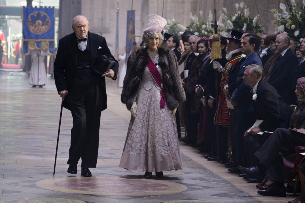 جان لیسگو و هریت والتر در سریال «تاج» (The Crown)