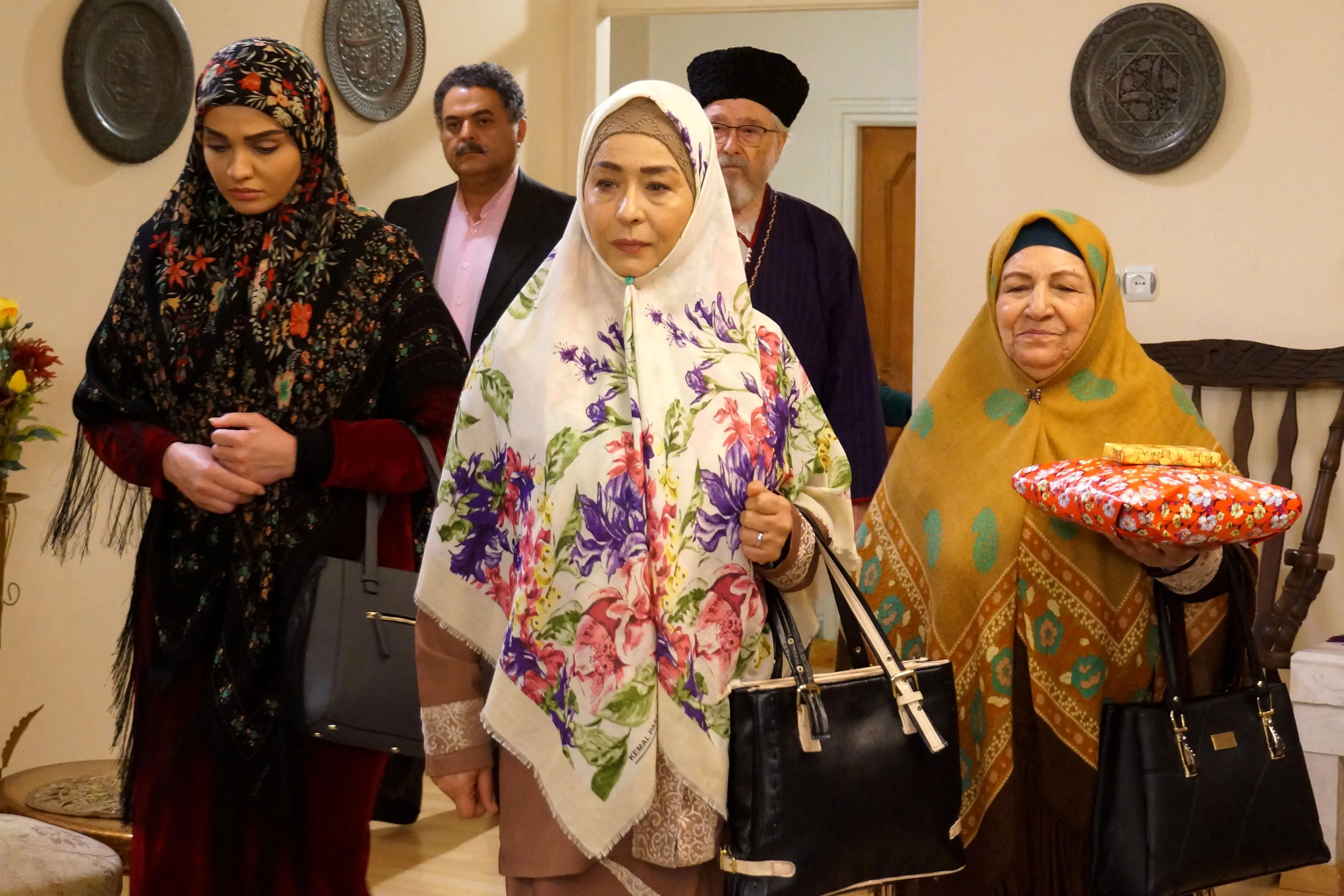 اسامی بازیگران سریال بازی نقاب ها + خلاصه داستان سریال