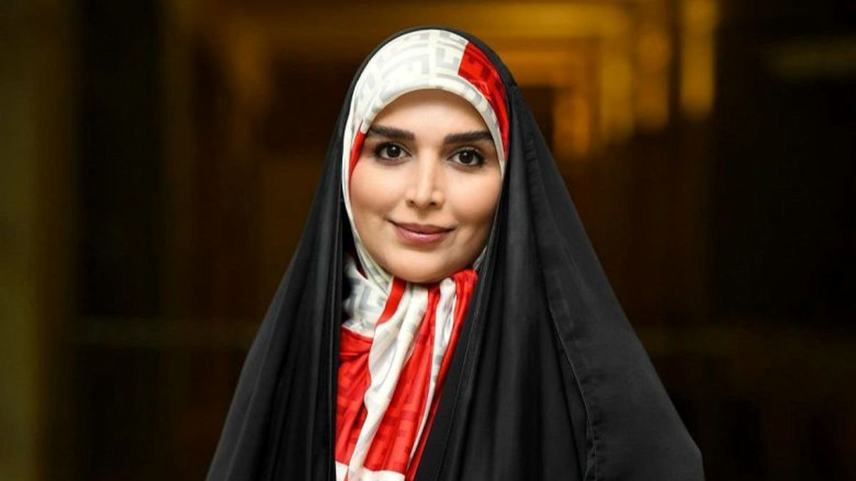 عکس هنری مجری زن صداوسیما در حافظیه شیراز