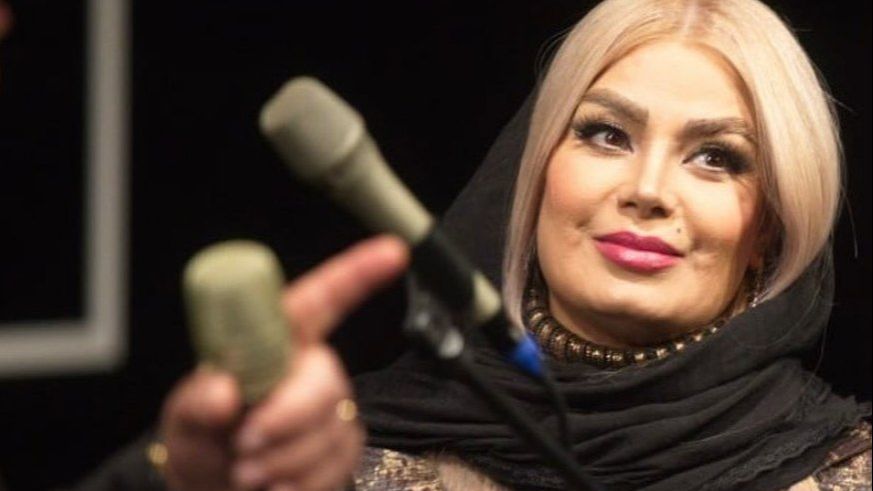 ژستهای پر از ادای خانم مجری ایرانی در یک کافه استانبولی!