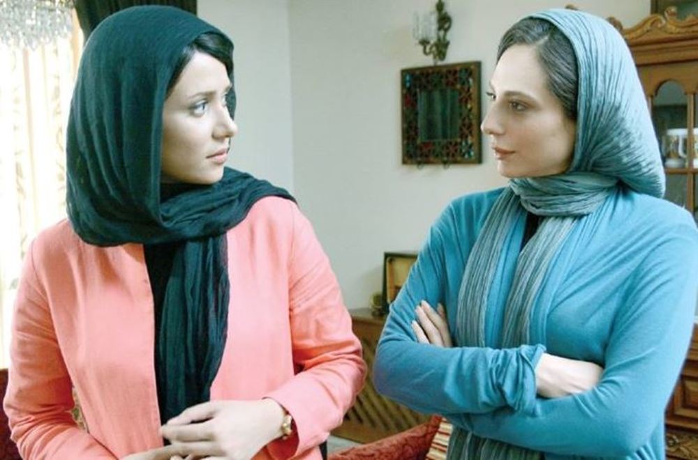 رعنا آزادیور و پریناز ایزدیار در فیلم این سیب هم برای تو