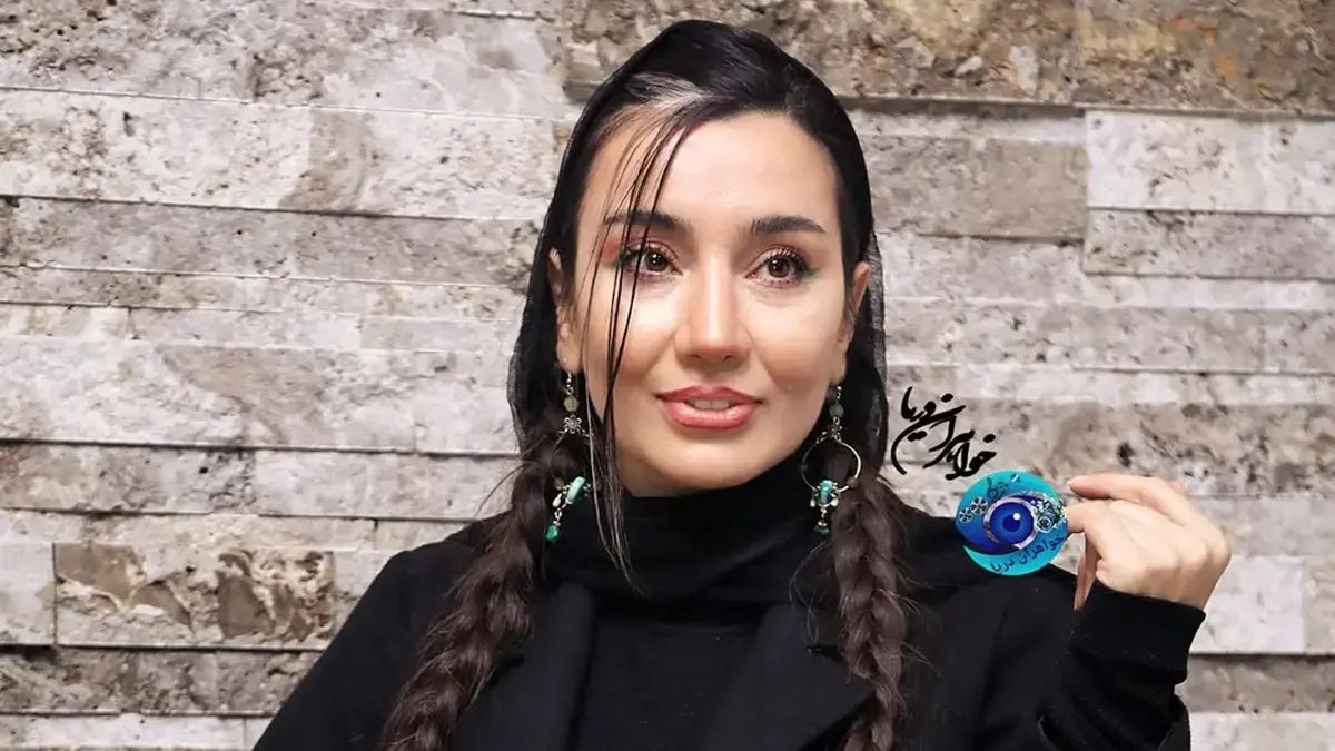 استایل مونوکروم «خاطره حاتمی» در مراسم هنری؛ بازیگر با پالتوی بلند مشکی + عکس