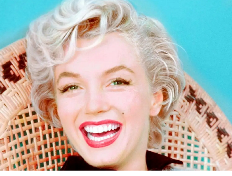 سفر در زمان؛ «مرلین مونرو 20 ساله» در حال نوشیدن قهوه در کالیفرنیا؛ سال 1324