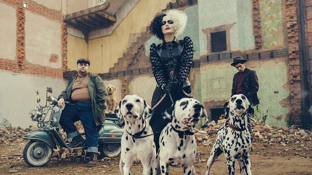 اما استون، پل والتر هاوسر و جوئل فرای در فیلم سینمایی «کروئلا» (Cruella)