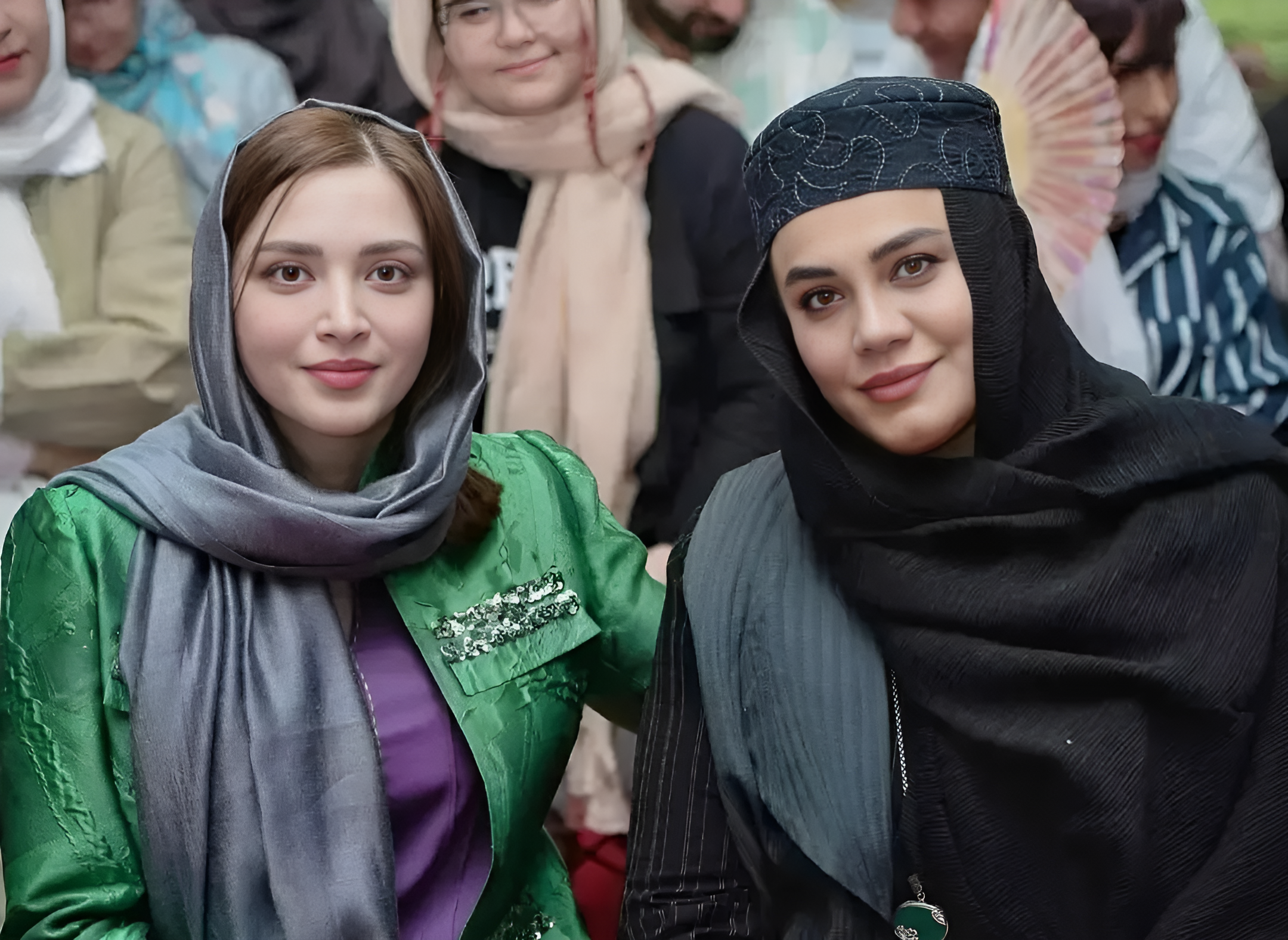 حاشیههای جشن امضای «سووشون» در نمایشگاه کتاب | امضای کارت پستال یا کتاب، آیا مسئله این است؟