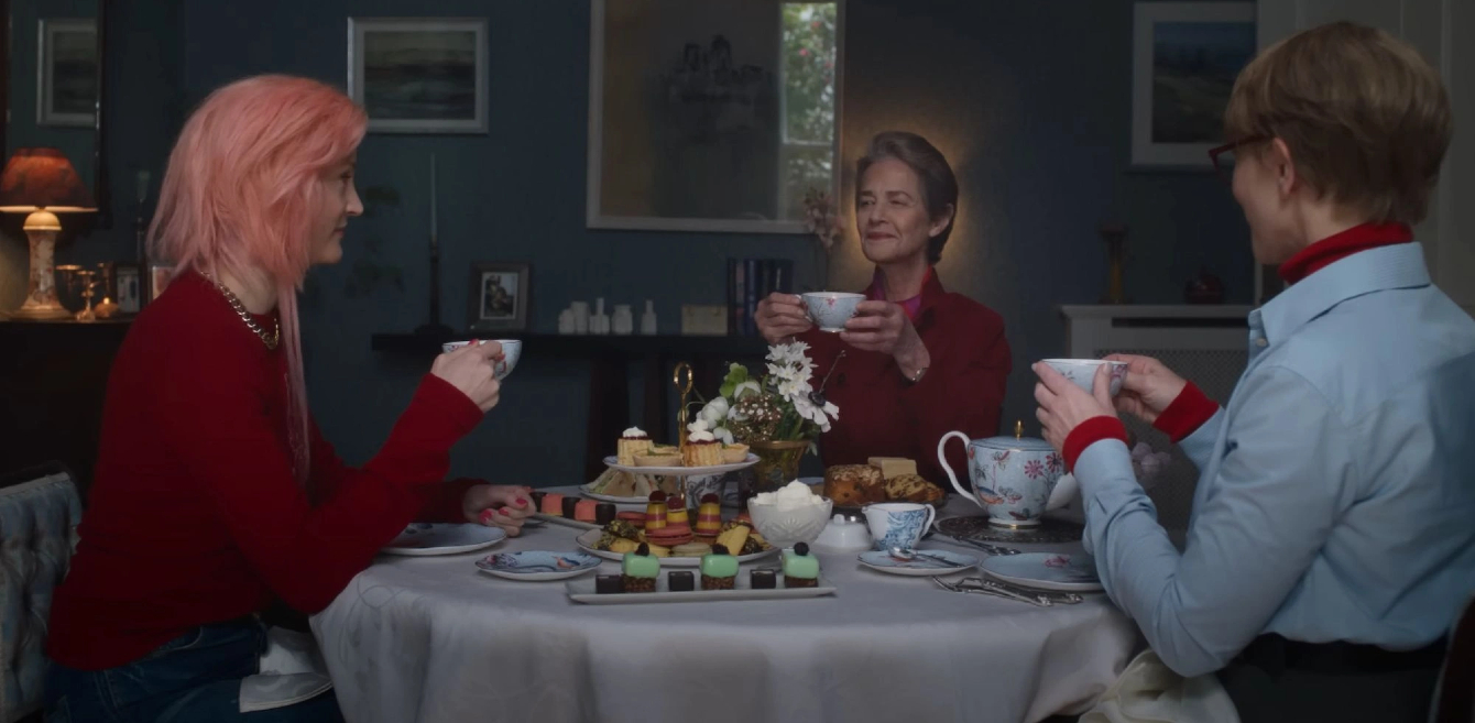 طراحی لباس Father Mother Sister Brother؛ چرا خانه مد سن لوران تمام لباس‌ها را تولید کرد؟