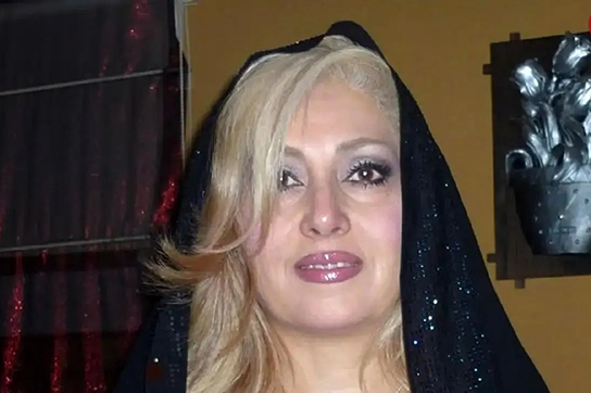 سفر در زمان؛ «جهانگیر فروهر» در حال صحبت با دخترش «لیلا فروهر» در دهه ۴۰