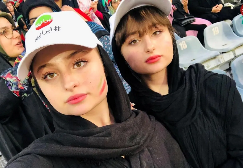 سفر در زمان؛ «سارا و نیکا» سریال پایتخت در حال شیپور زدن در ورزشگاه؛ سال 98