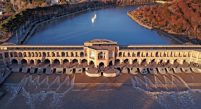 تصویری کمتر دیده شده از پل خواجو در سال ۱۳۰۵