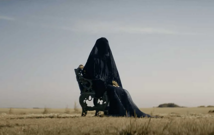 نقد فیلم «زنی در محوطه»؛ کمی سرگرم‌کننده، کمی ترسناک!