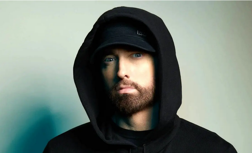 سفر در زمان؛ «امینم» در 26 سالگی و در حال اجرا در یک کنسرت؛ سال 1376