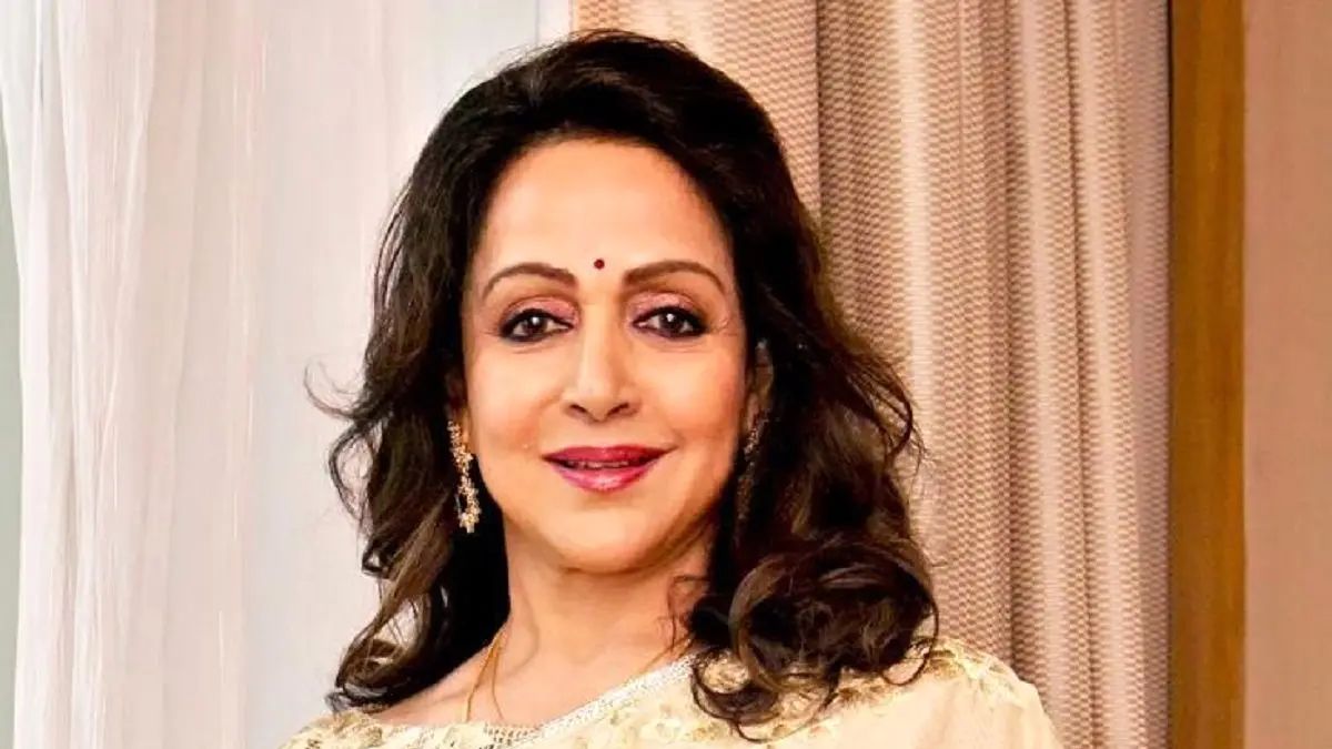 عکس| سفر در زمان؛ «بسنتی فیلم شعله» در کنار اعضای پارلمان هند در دهلی نو؛ سال 1386