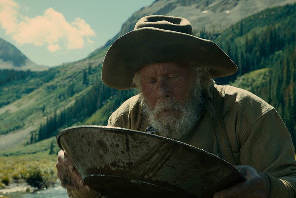 تام ویتس در نمایی از فیلم سینمایی «تصنیف باستر اسکروگز» (The Ballad of Buster Scruggs)