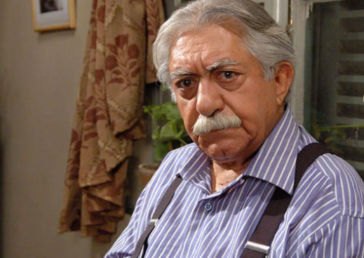 سفر در زمان؛ «عزت الله انتظامی» در حال نماز خواندن در 49 سالگی؛ سال 52