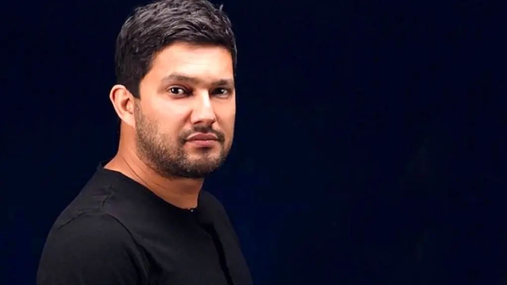 اقدام عجیب حامد بهداد؛ پریدن روی میز در وسط نشست خبری+ عکس