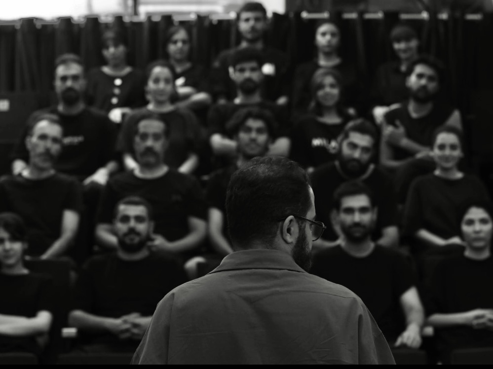 سوران احمدی با نمایش «بی/نا بینا» در عمارت هما روی صحنه می‌رود