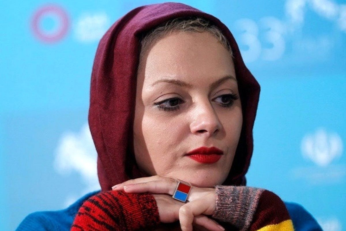 ژست خاص چکامه چمن ماه در حال سیگار کشیدن + عکس